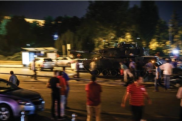 16-07/16/vatandaslar-tanklarin-uzerine-cikti-7343789