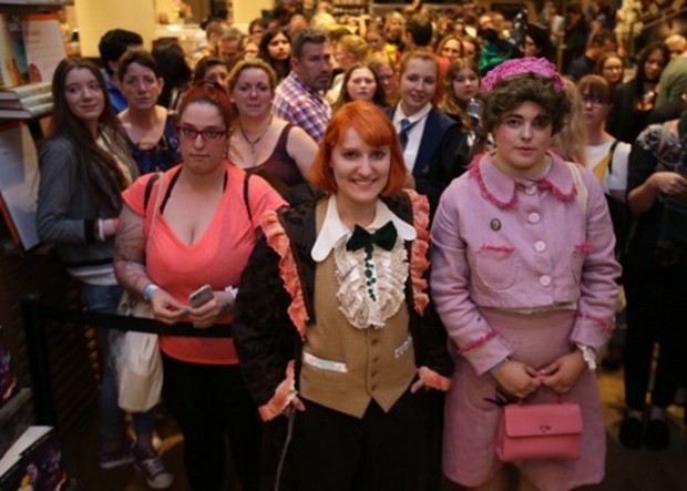 16-08/01/kostumlerle-beklediler-cwns6c1k-e6-ivnj-lvhea