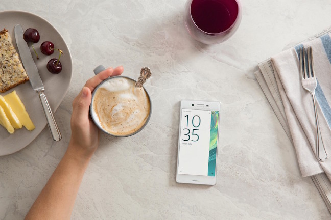 16-08/22/1465896503_xperiax_beyaz_tasarim