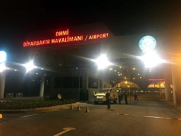 16-08/28/son-dakika-haberi-diyarbakir-da-havalimanina-roketatarli-saldiri-7566782