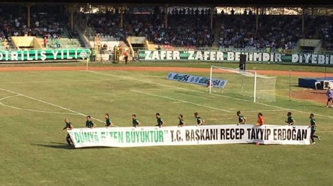 16-10/02/erdogan_pankartiyla_sahaya_ciktilar_1475434769_8533