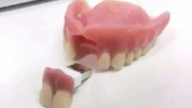 16-10/16/fetocunun_agzindan_takma_flash_bellek_cikti_1476597702_2398