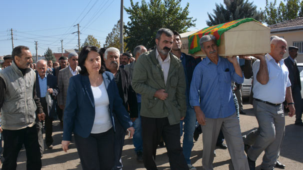 16-10/22/hdp-li-vekil-aydogan-pkk-li-teroristin-cenazesine-katildi-7848395