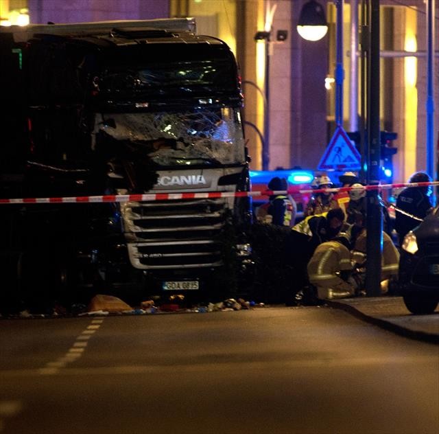 16-12/20/berlin-polisi-yanlis-adami-yakalamis