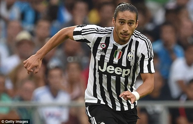 17-01/06/2ce6f74500000578-3253555-juventus_defender_martin_caceres_has_been_temporarily_suspended_-m-44_1443540607589.jpg