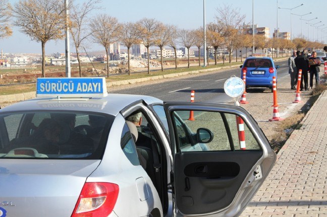 17-03/07/midyatta-yilin-son-ehliyet-direksiyon-sinavi-yapildi0512a13955e772b1a7db