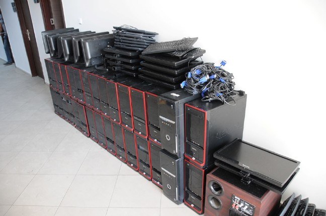 17-07/25/okuldan-31-adet-bilgisayar-caldilar-2008-dhaphoto1-yvi0va9yqeyj8kjfqeledg