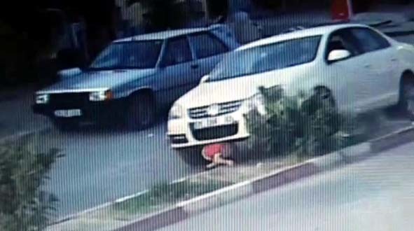 17-08/11/oglunu-otomobilin-altinda-kalmaktan-kurtaramadi-9659016