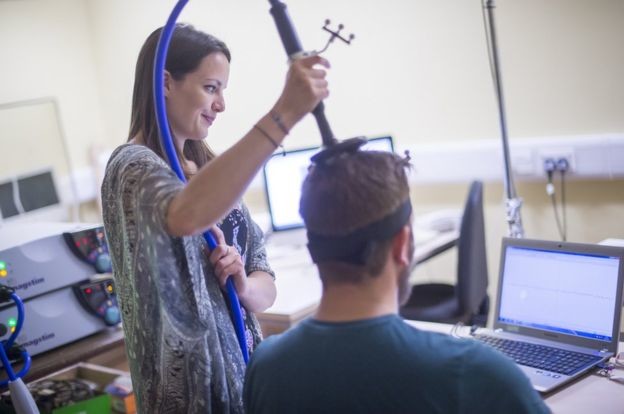 17-09/01/_97613059_drkatherinedykeandhilmersigurdssonusingtmslowres