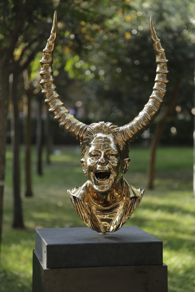 17-09/18/1505682974_jan_fabre__otoportre_15bo__lu__m__bronz__82x48x30_cm__2010__gu__reli_kolkesiyonu__bes__inci_element_sergisi