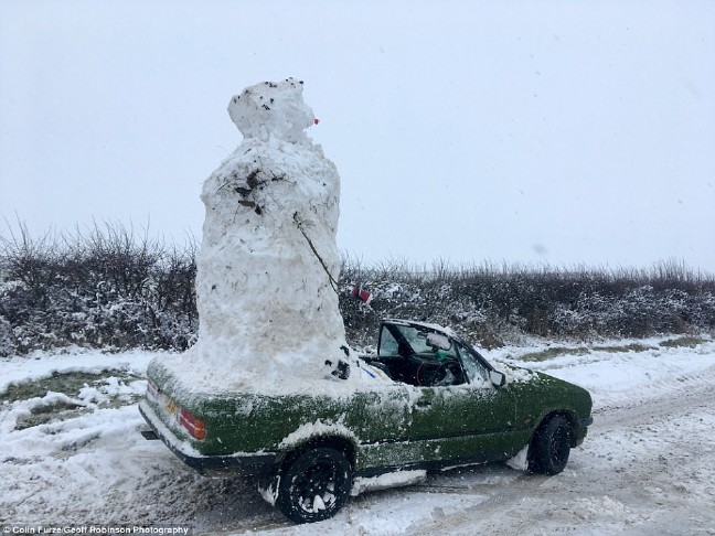 17-12/12/4737c12600000578-5169427-a_10ft_tall_snowman_was_built_on_the_back_on_a_bmw_in_stamford_l-a-26_1513058063001.jpg