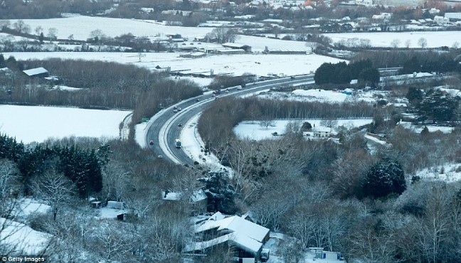 17-12/12/4739204700000578-5169427-snow_covers_fields_close_to_the_village_of_birdlip_cotswold_dist-a-1_1513058058004.jpg