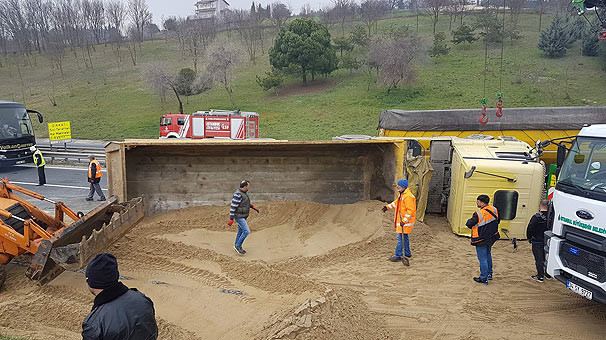 18-01/09/tem-otoyolu-istanbul-istikametinde-kaza-yol-trafige-kapatildi-10589207