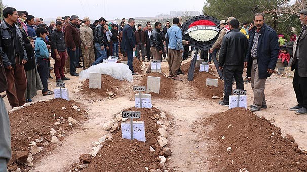 18-02/11/cok-aci-goruntu-9-kisi-yan-yana-defnedildi-10803435-1