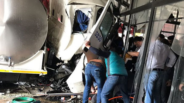 18-03/17/canakkale-de-feci-kaza-sut-tankeri-kafeye-girdi-11031807