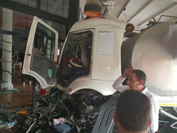 18-03/17/canakkale-de-feci-kaza-sut-tankeri-kafeye-girdi-11031821