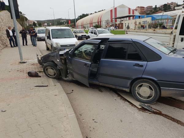 18-03/17/canakkale-de-feci-kaza-sut-tankeri-kafeye-girdi-11031823