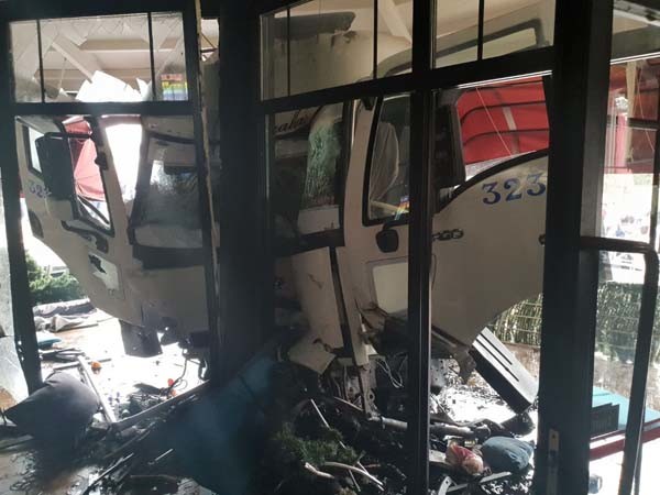 18-03/17/canakkale-de-feci-kaza-sut-tankeri-kafeye-girdi-11031825