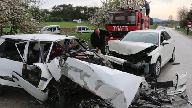 18-04/16/bolu-da-korkunc-kaza-birbirine-carpan-iki-arac-bu-hale-geldi-11254990