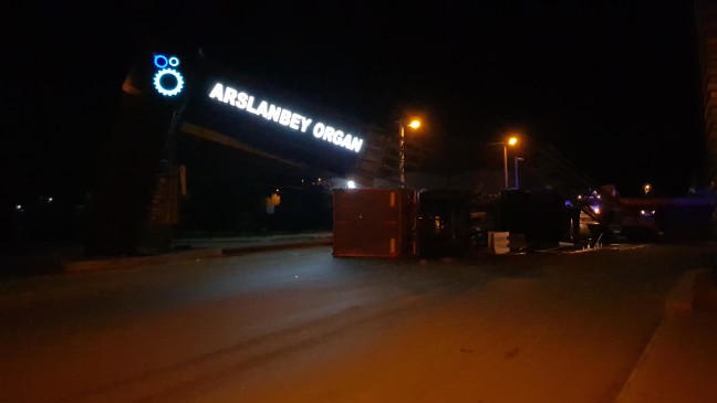 18-04/16/damperi-acik-unutulan-kamyon-tabelaya-carpti_5018_dhaphoto3