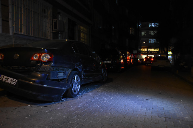 18-04/16/fatihte-ara-sokaga-giren-tir-dehset-sacti_5843_dhaphoto6