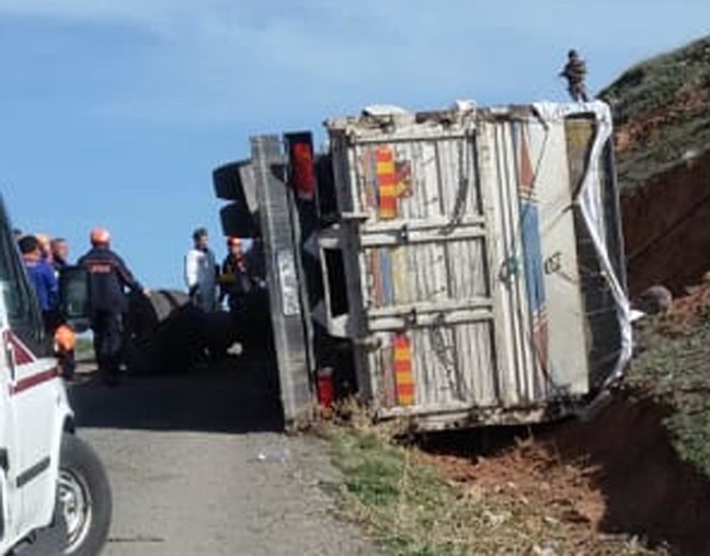 18-04/19/erzurumda-kacaklari-tasiyan-kamyon-devrildi-1-olu-30-yarali_8801_dhaphoto3