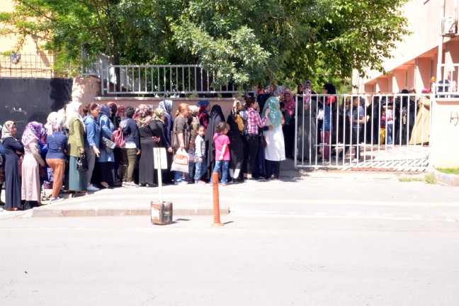 18-04/24/gecici-is-icin-5-saatte-5-bin-kisi-basvurdu_4642_dhaphoto3