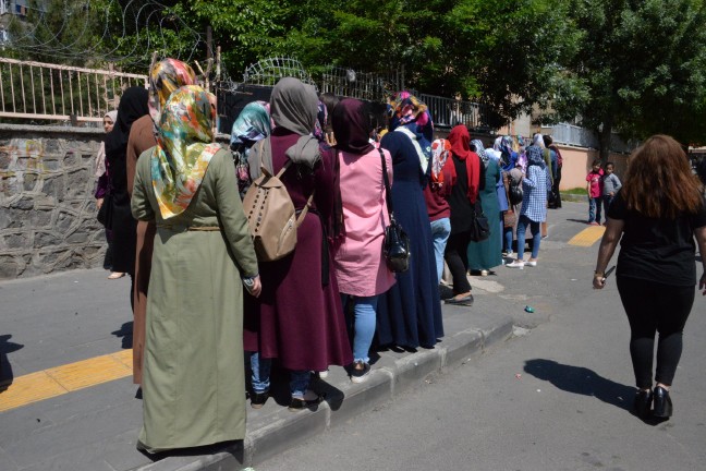 18-04/24/gecici-is-icin-5-saatte-5-bin-kisi-basvurdu_4642_dhaphoto4