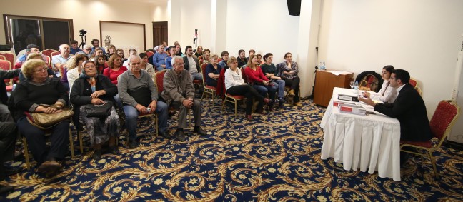 18-05/01/ogrenci-yurdu-yerine-avm-yapilan-arsalarini-geri-istiyorlar_8347_dhaphoto3