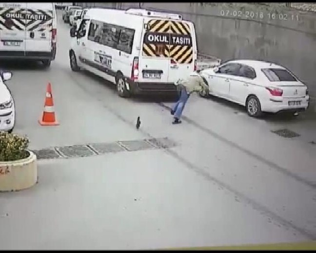 18-05/15/inanilmaz-kaza-kamerada-saliselerle-kurtuldu_7252_dhaphoto5