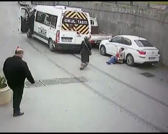 18-05/15/inanilmaz-kaza-kamerada-saliselerle-kurtuldu_7252_dhaphoto8