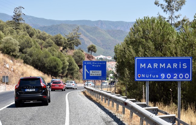 18-06/02/marmarisli-turizmcilerin-yuzu-guluyor_9285_dhaphoto3