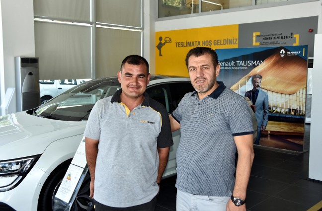 18-06/04/patronunun-aldigi-isitme-cihaziyla-30-yil-sonra-ilk-kez-duydu_7393_dhaphoto1