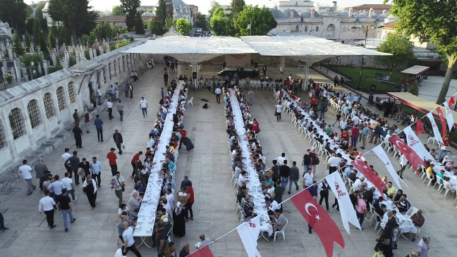 18-06/15/-havadan-fotograflar-fatih-camii-bayram-namazinda-doldu-tasti_1135_dhaphoto5-1529044097