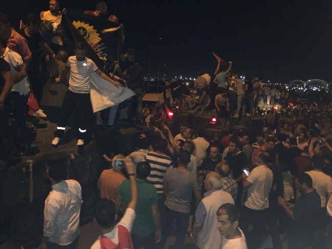 18-07/14/15-temmuzda-sabiha-gokcende-yasananlara-ait-yeni-goruntuler_6406_dhaphoto4