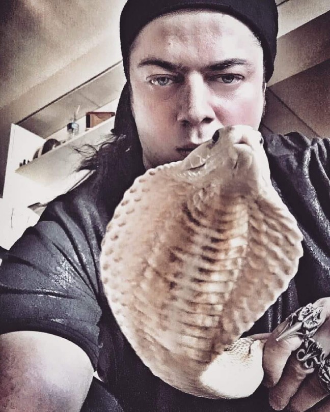 18-07/16/illuzyonist-arefi-kobra-yilani-isirdi_9835_dhaphoto2