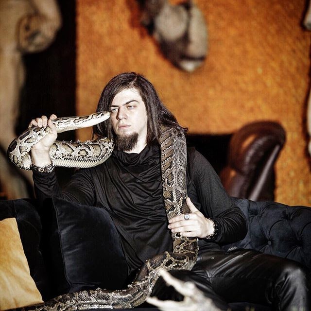 18-07/16/illuzyonist-arefi-kobra-yilani-isirdi_9835_dhaphoto7