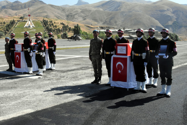 18-08/01/hakkaride-sehit-anne-ile-bebegi-icin-toren-ek-fotograflar_8045_dhaphoto3