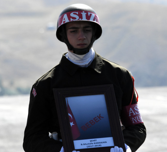 18-08/01/hakkaride-sehit-anne-ile-bebegi-icin-toren-ek-fotograflar_8045_dhaphoto8