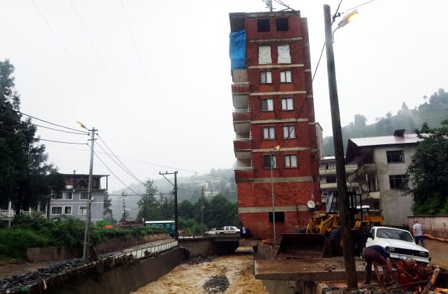 18-08/03/dere-yatagindaki-ruhsatsiz-binanin-sahibi-sel-nedeni-bina-degil-kopru-hatali_8363_dhaphoto13