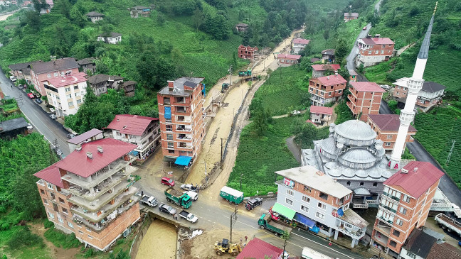 18-08/03/dere-yatagindaki-ruhsatsiz-binanin-sahibi-sel-nedeni-bina-degil-kopru-hatali_8363_dhaphoto21