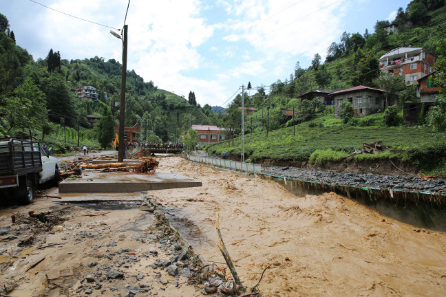 18-08/03/dere-yatagindaki-ruhsatsiz-binanin-sahibi-sel-nedeni-bina-degil-kopru-hatali_8363_dhaphoto25