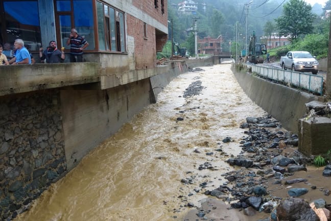 18-08/03/dere-yatagindaki-ruhsatsiz-binanin-sahibi-sel-nedeni-bina-degil-kopru-hatali_8363_dhaphoto6