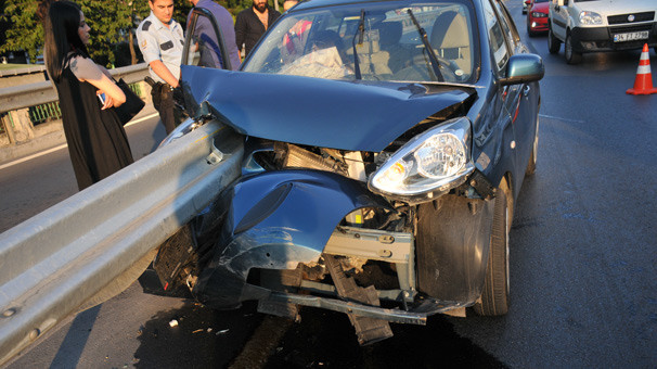 18-08/06/bariyer-otomobile-ok-gibi-saplandi-12074392