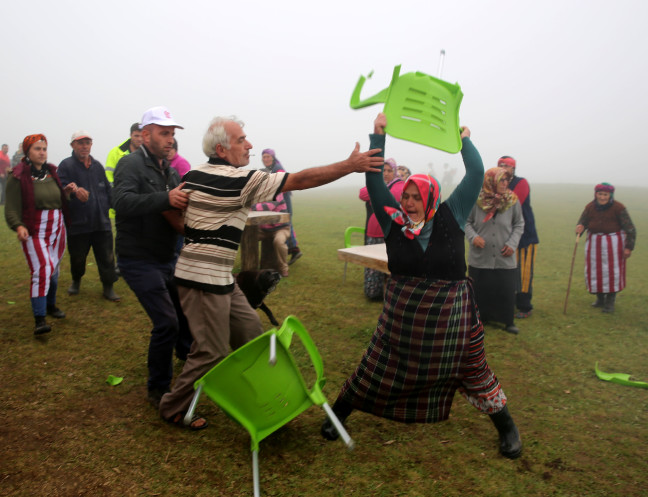 18-08/06/rizede-yaylada-mera-isgal-kavgasi-cikti-cadir-atese-verildi_3184_dhaphoto1