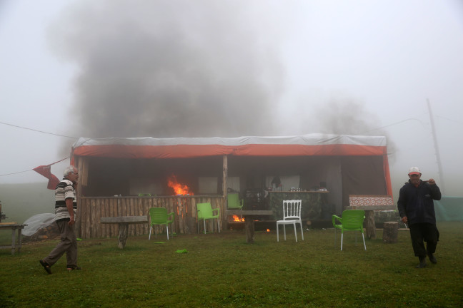 18-08/06/rizede-yaylada-mera-isgal-kavgasi-cikti-cadir-atese-verildi_3184_dhaphoto2