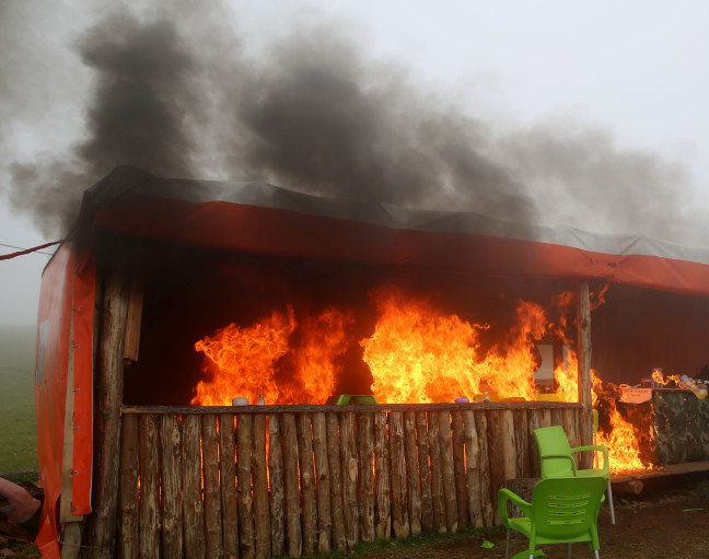 18-08/06/rizede-yaylada-mera-isgal-kavgasi-cikti-cadir-atese-verildi_3184_dhaphoto4