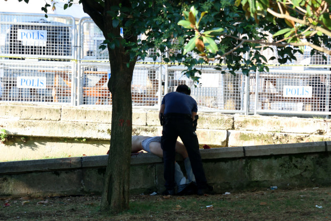 18-08/19/gezi-parkinda-once-kavga-sonra-bicakli-saldiri_8556_dhaphoto4