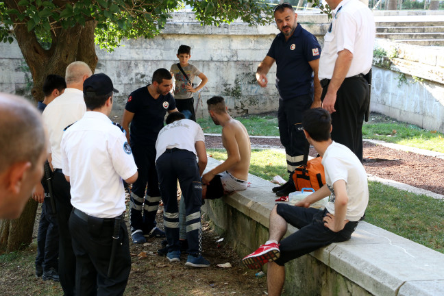 18-08/19/gezi-parkinda-once-kavga-sonra-bicakli-saldiri_8556_dhaphoto6