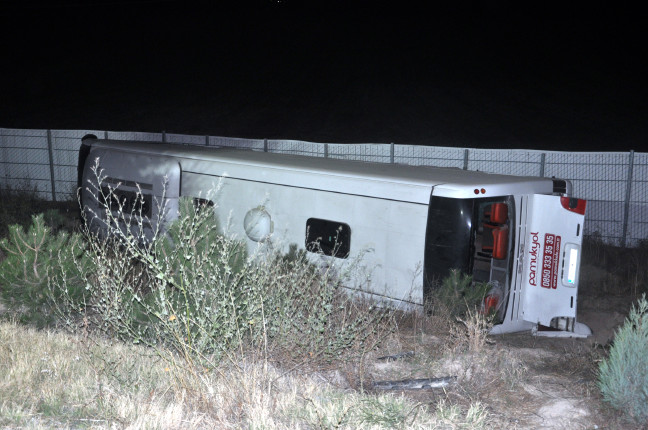 18-09/02/afyonkarahisarda-yolcu-otobusu-devrildi-2-olu-32-yarali_5274_dhaphoto2